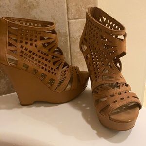 Gianna Bini wedge sandals